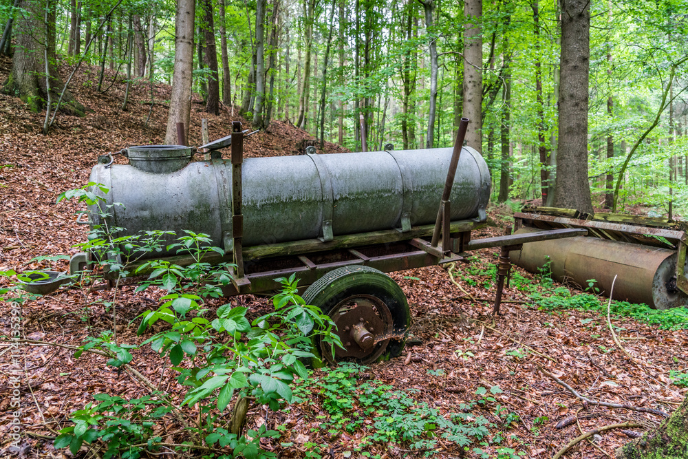 Alter Güllewagen und eine Walze vergessen im Wald Alter Güllewagen und eine Walze vergessen im Wald