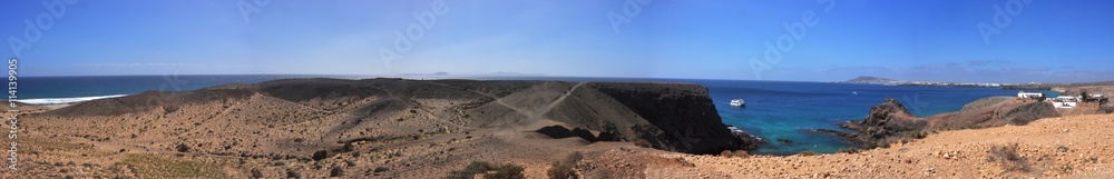 Panorama - karge Landschaft auf spanischer Vulkaninsel Lanzarote