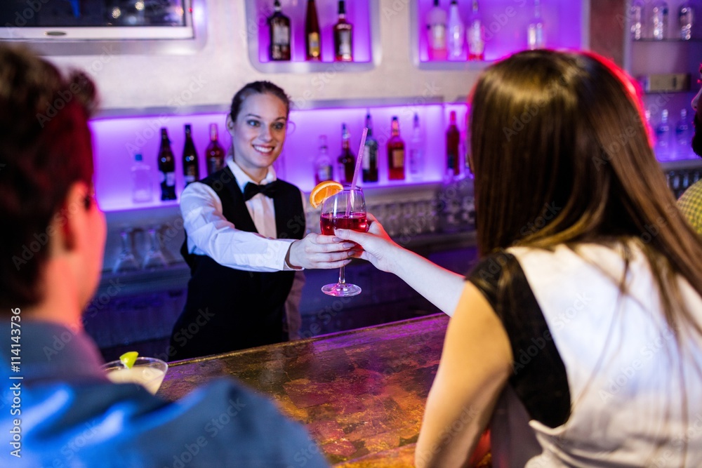 Φωτογραφία Barmaid serving drink to woman