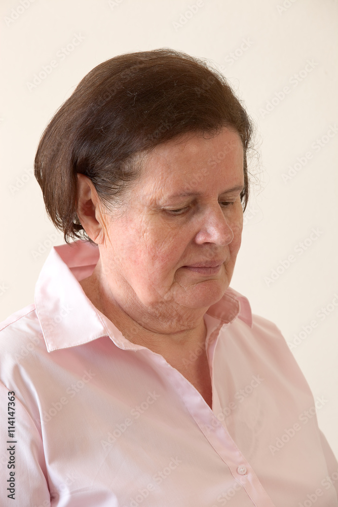 Obraz premium Ältere Frau mit braunen Haaren