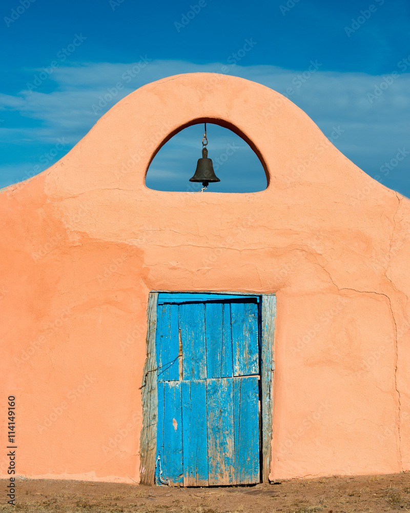 Obraz premium Bell over blue door in Sante Fe, New Mexico