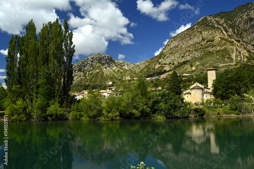 El pantano de Sopeira visto desde el sendero del margen izquierdo , con el monasterio. Huesca, Aragón, España