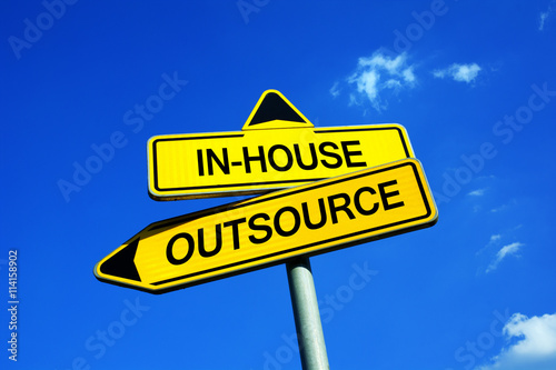 Фототапет In-house or Outsource - Traffic sign with two options - possibility to contract outside worker and companies for specific job tasks