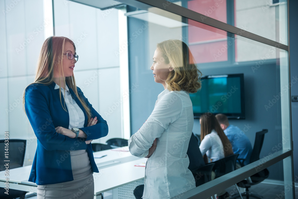 Obraz premium Discussing work in the office