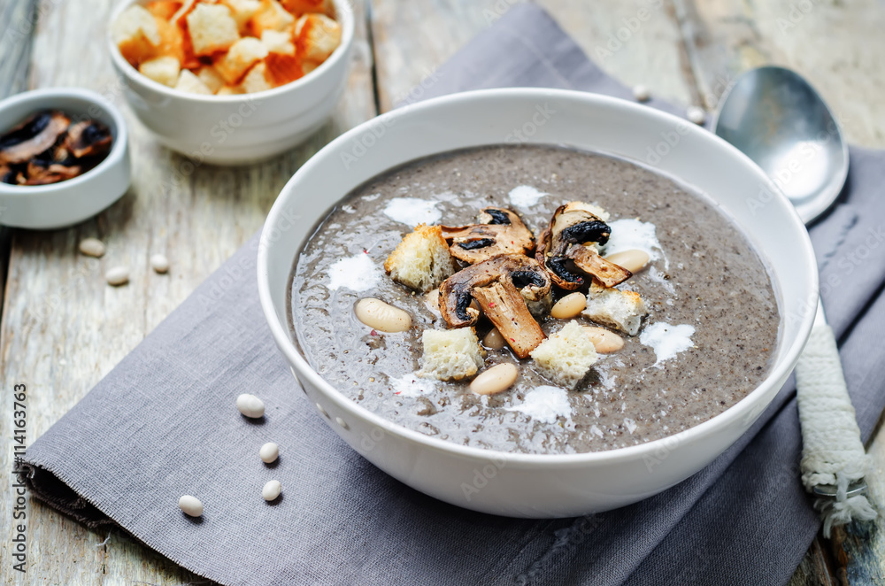 White bean mushrooms soup