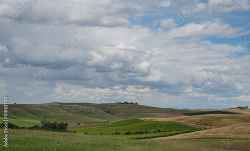 campagna toscana con cielo nuvoloso