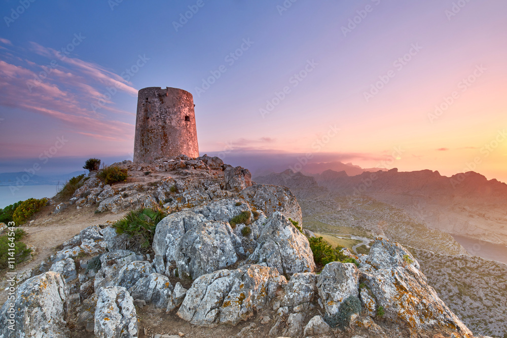 antiker Steinturm am Cap Formentor zum Sonneuntergang
