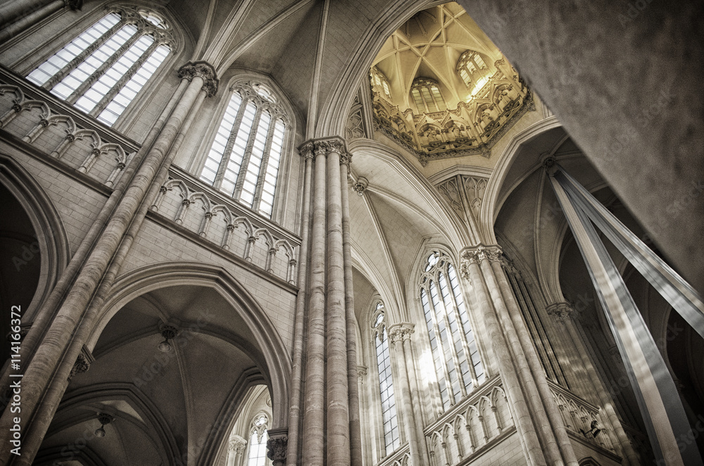 Arcadas de la nave de la catedral gotica de la ciudad de La Plata. Interior, dia