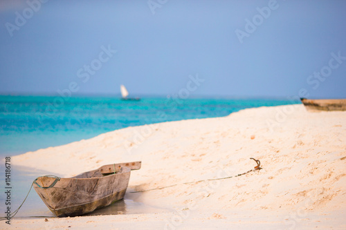 Fototapeta Naklejka Na Ścianę i Meble -  Old wooden dhow on white beach in the Indian Ocean