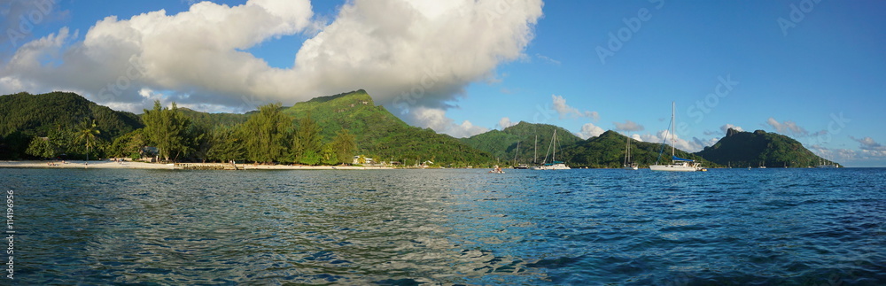 Obraz premium Panorama of Huahine island near the beach of Fare village, South Pacific ocean, French Polynesia