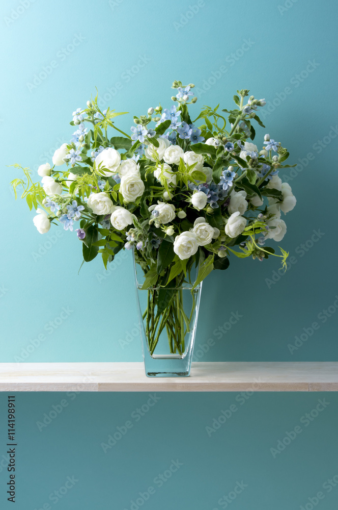 青い背景と白い薔薇とブルースターとスマイラックスと花瓶 Stock 写真 Adobe Stock 青い背景と白い薔薇とブルースターとスマイラックスと花瓶 Stock 写真 Adobe Stock