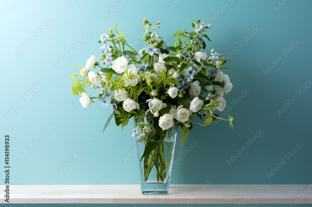 青い背景と白い薔薇とブルースターとスマイラックスと花瓶 Stock 写真 Adobe Stock 青い背景と白い薔薇とブルースターとスマイラックスと花瓶 Stock 写真 Adobe Stock