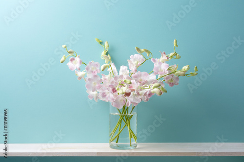 Fototapeta Naklejka Na Ścianę i Meble -  青い背景とピンク色のデンファレと花瓶