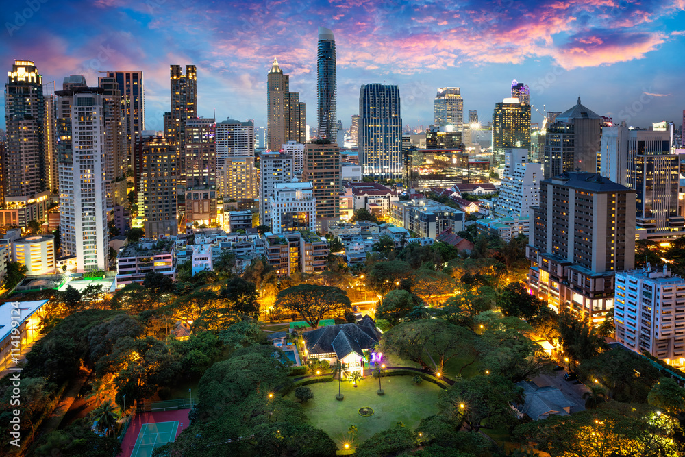 Fototapeta premium Bangkok city skyline at dusk, Business district area of Bangkok Thailand