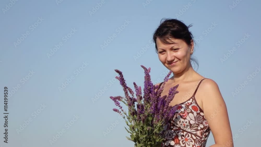Slow motion video - woman holding a bouquet of wildflowers and looking at the camera. Full HD people stock footage.
Slow motion video - woman holding a bouquet of wildflowers and looking at the camera. Full HD people stock footage.