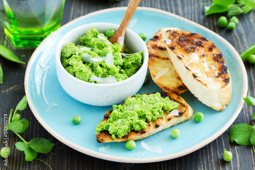 Snack of peas and mint with toast.
