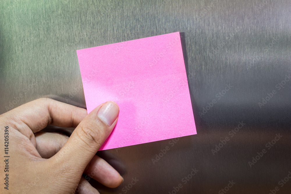 Obraz premium Reminder sticky note on refrigerator door
