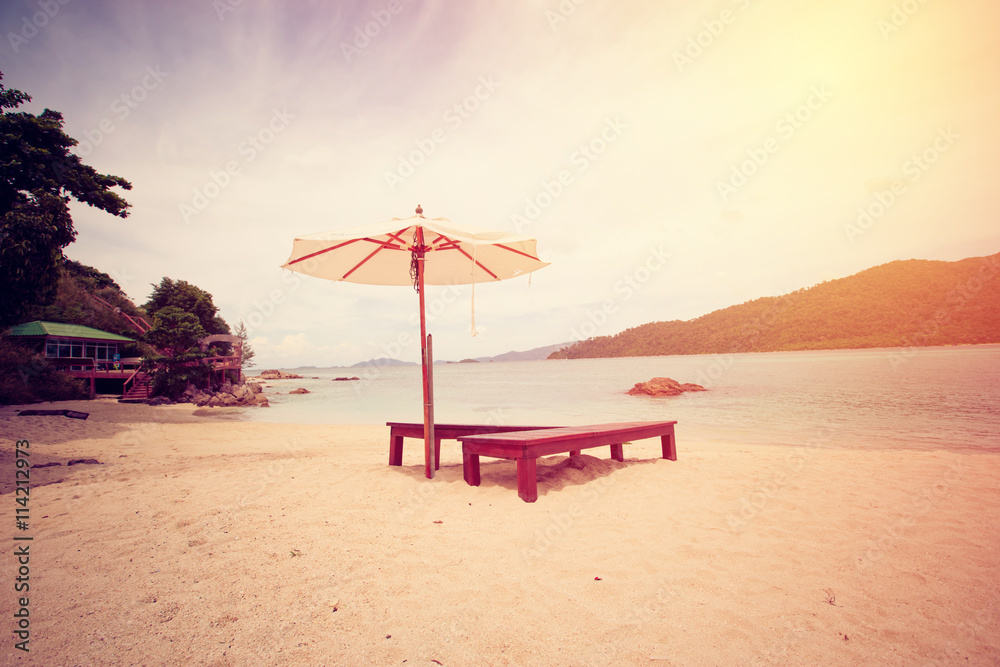 Naklejka premium Relax sun bed on beautiful beach. retro filter 