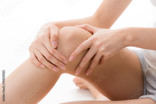 膝をケアする女性   © kei907