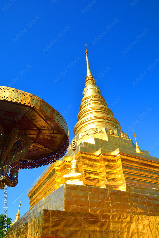 Fototapeta premium Golden pagoda Phra That Chae Haeng temple in Nan, Thailand