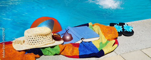 at the swimming pool, Badezeit, Sommer, Freibad, Copyspace, Panorama, hochauflösend, Wasser, Handtuch, Sonnenhut, Sonnenbrille, Buch, Badeschuhe