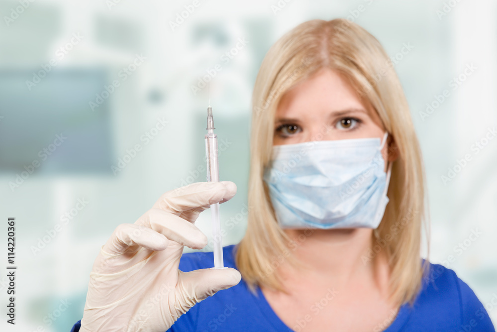 Mitarbeiterin in Klinik mit Spritze Mitarbeiterin in Klinik mit Spritze