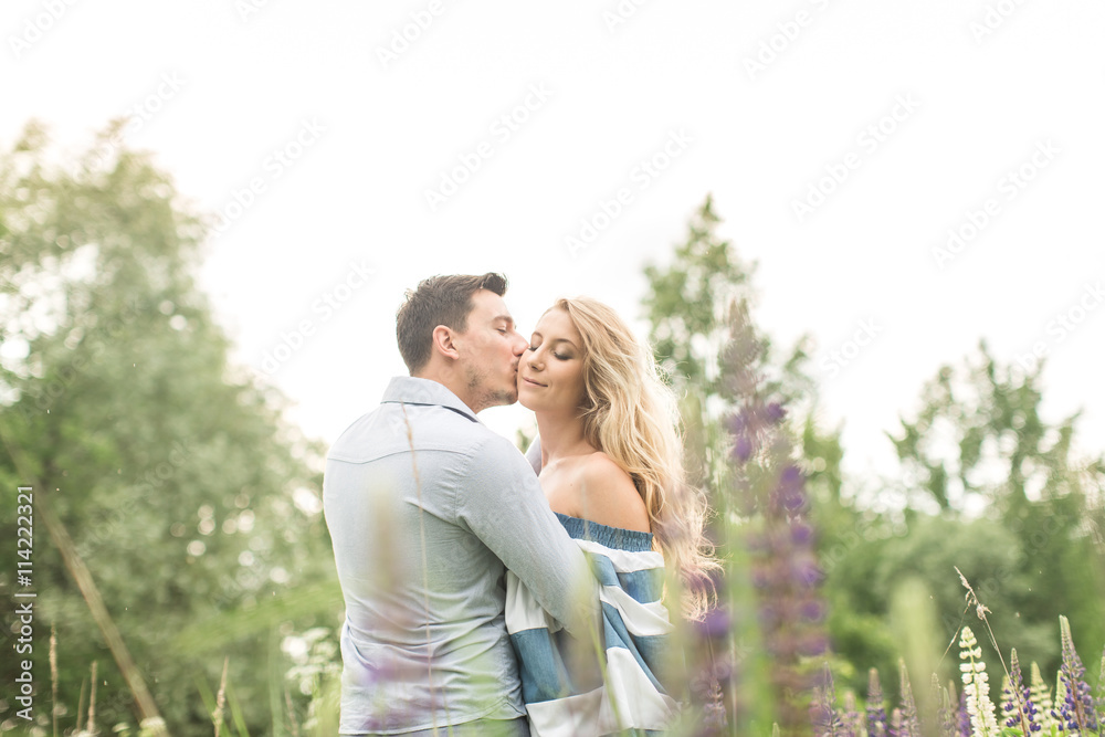 Naklejka premium loving couple embracing each other in nature