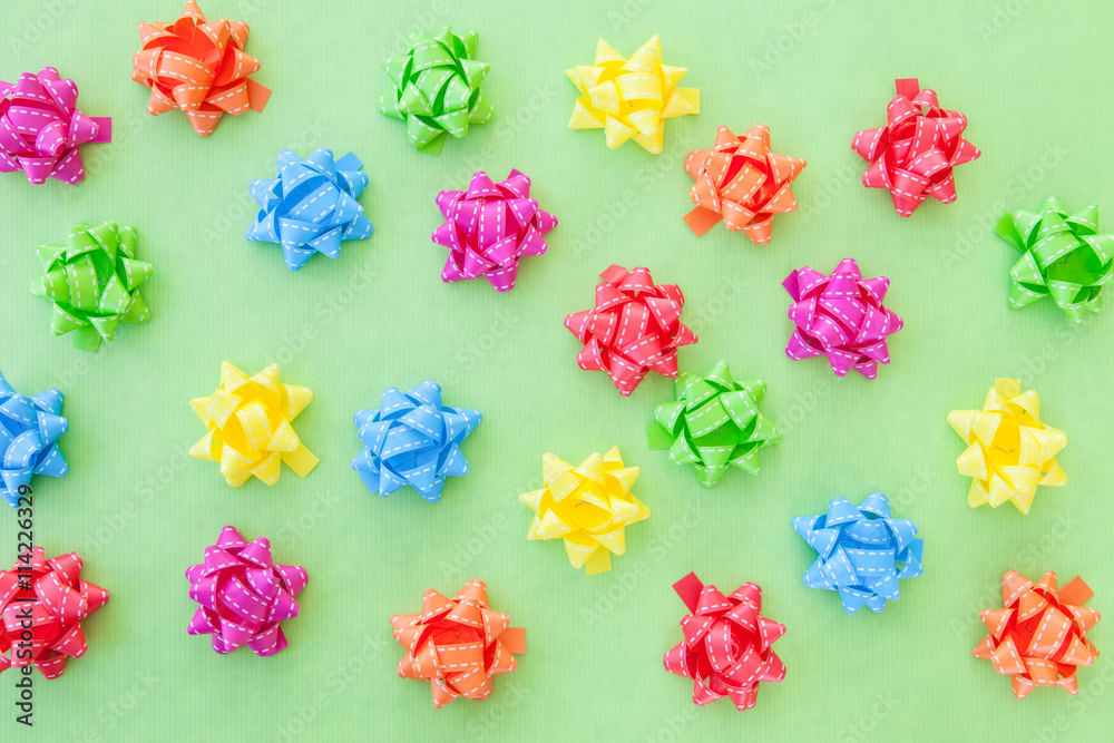 Bunte Schleifen auf Gruen