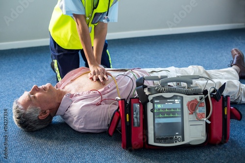 Quadro su tela Paramedic using an external defibrillator
