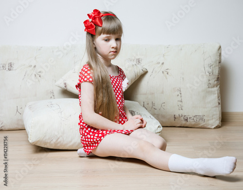 Fotografía Portrait of a thoughtful little girl