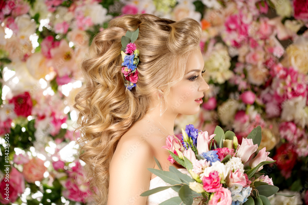 Obraz premium Wedding hairstyle a young girl. Bride. Woman with Flowers in her