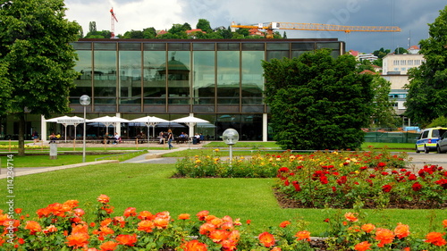 baden-württembergisches Landtagsgebäude im gepflegten Schlossgarten mit bunten Rosen