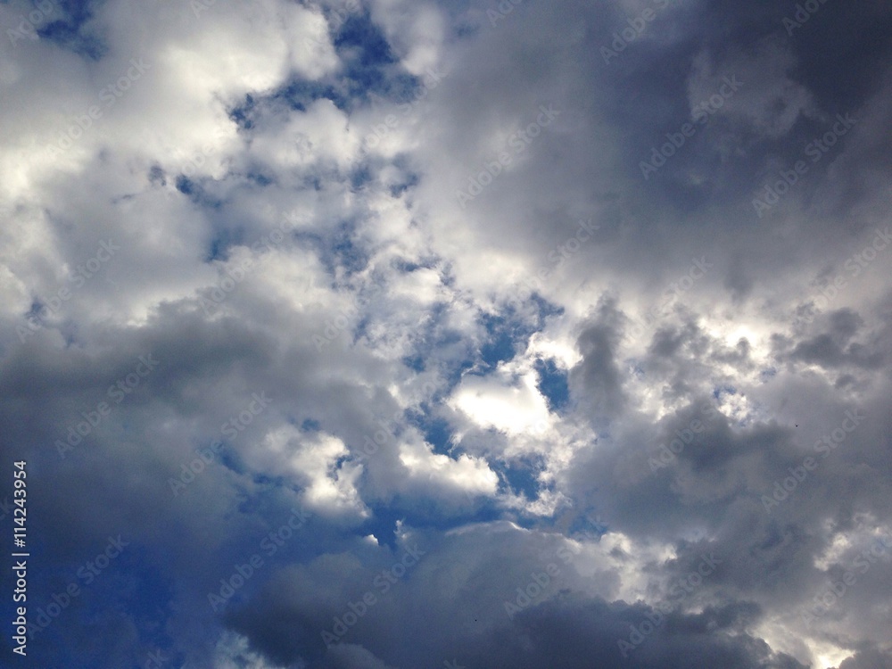 Wolkenformation zwischen gutem und schlechten Wetter