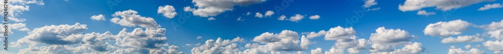 Naklejka premium Panorama Krajobraz Białe Chmury Cumulus Na Błękitne Niebo
