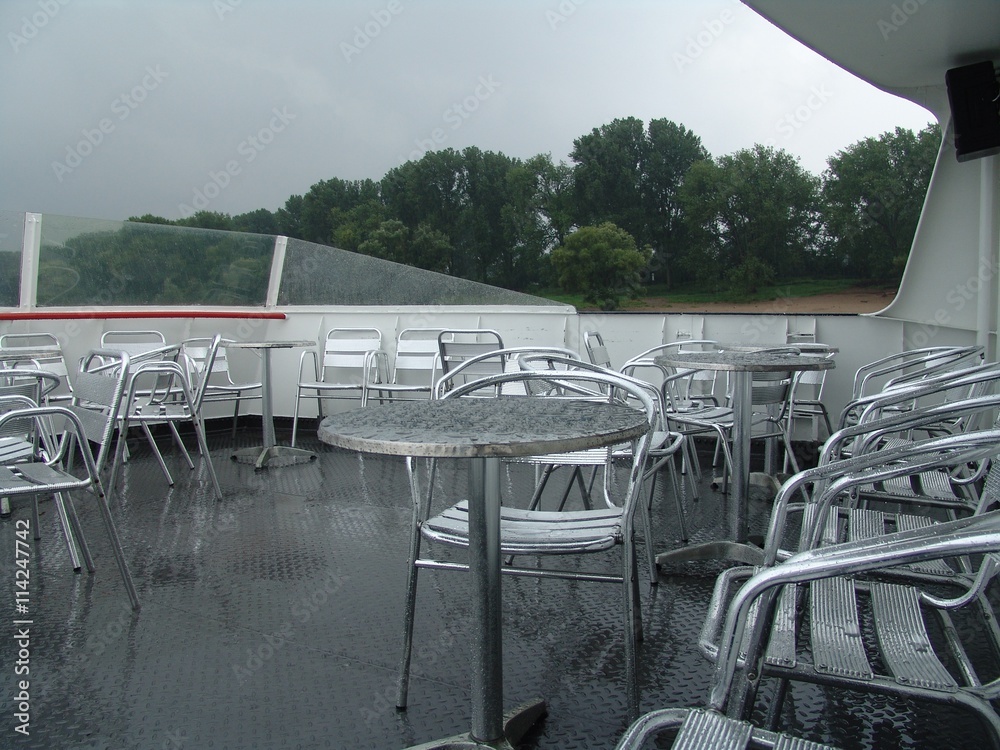Fototapeta premium Bistrotische im Regen