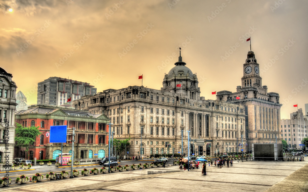 Historic buildings on the Bund riverside of Shanghai - obrazy, fototapety, plakaty 