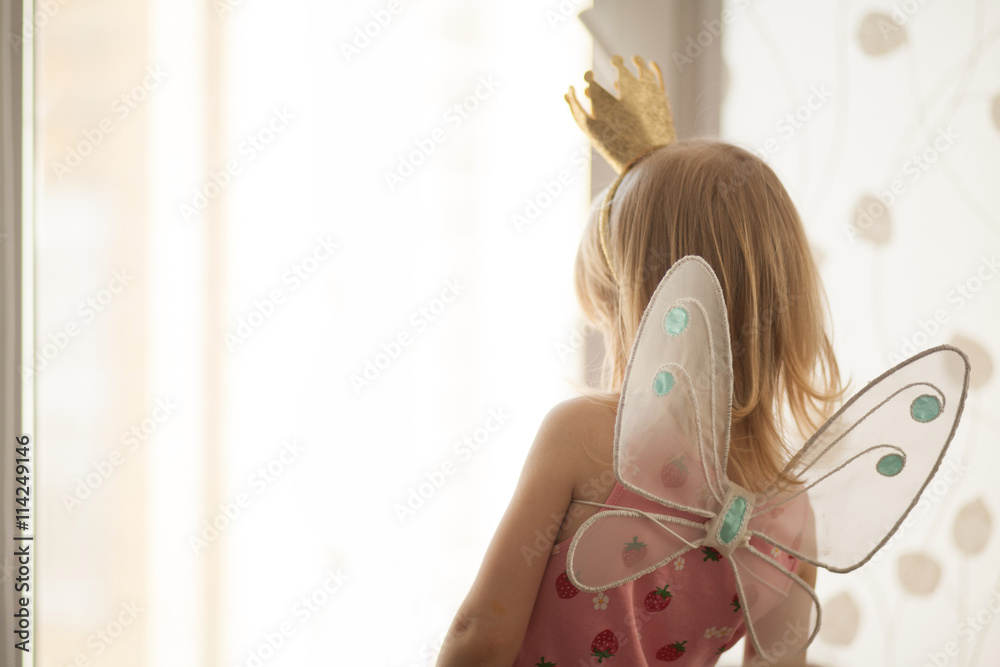 Девочка с крыльями у окна