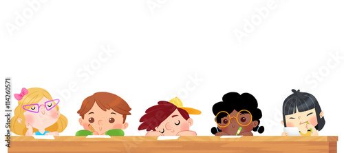 Foto Niños escribiendo, dibujando, pensando, distraídos o dormidos sentados en pupitre en clase