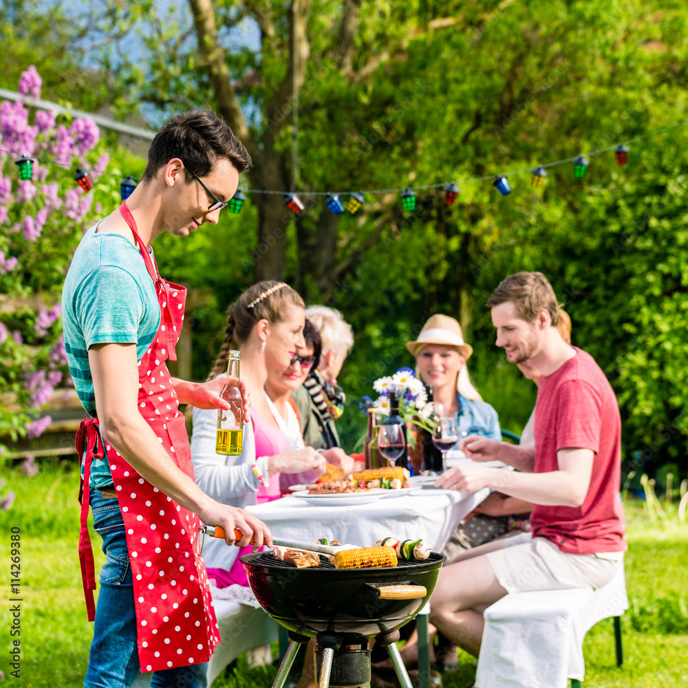 Skorpe Andet Monet Familie und Freunde beim Grillen auf Garten Party Photos | Adobe Stock