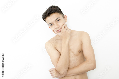 メンズビューティ イメージ 上半身 筋肉 考える ポーズ カメラ目線 汎用 白バック Stock Photo Adobe Stock