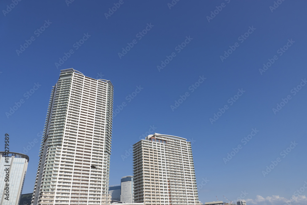 Fototapeta premium 建物 タワーマンション 豊洲 再開発地域 快晴 青空 コピースペース