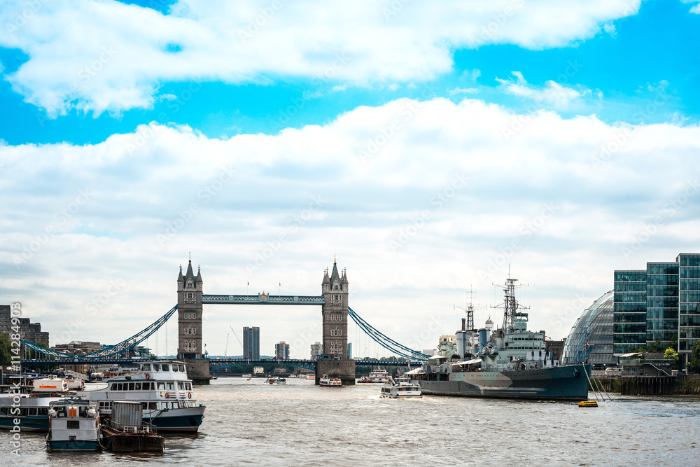 Obraz premium Beautiful River view of Antique London Bridge