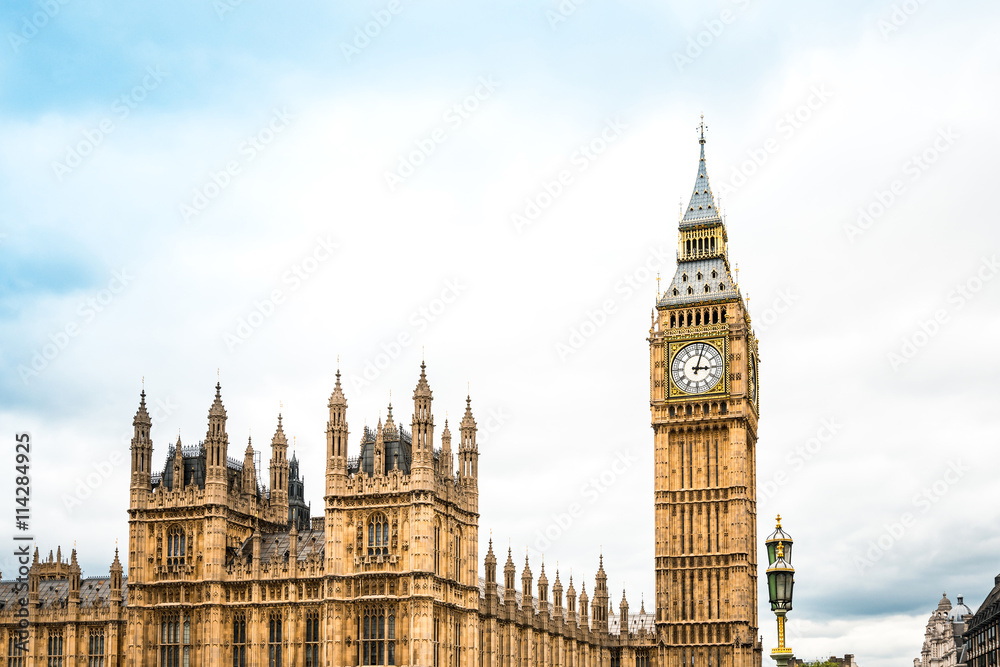 Traditional view of Big Ben in London, United Kingdom - obrazy, fototapety, plakaty 