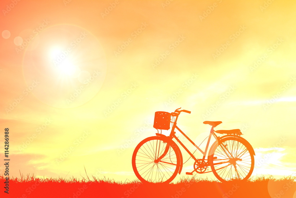 Obraz premium Silhouette bicycle at sunset