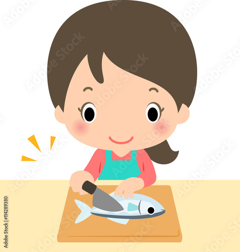 まな板の上の魚を切る女性
