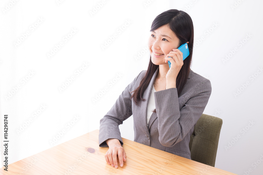 女性　スマートフォン