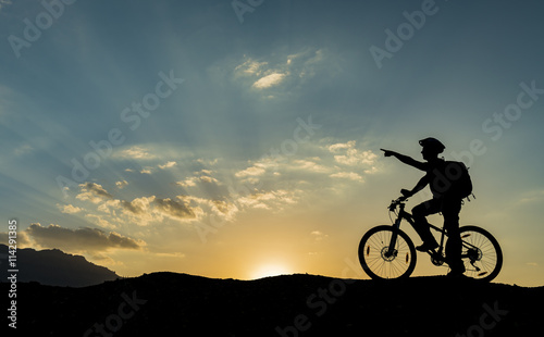 bisikletli adam silüeti © emerald_media