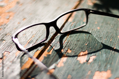 Brille auf Holzuntergrund