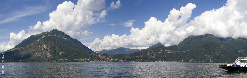 lago di como con montagne e nuvole con traghetto in lombardia italia como lake with ferry boat in lombardy italy