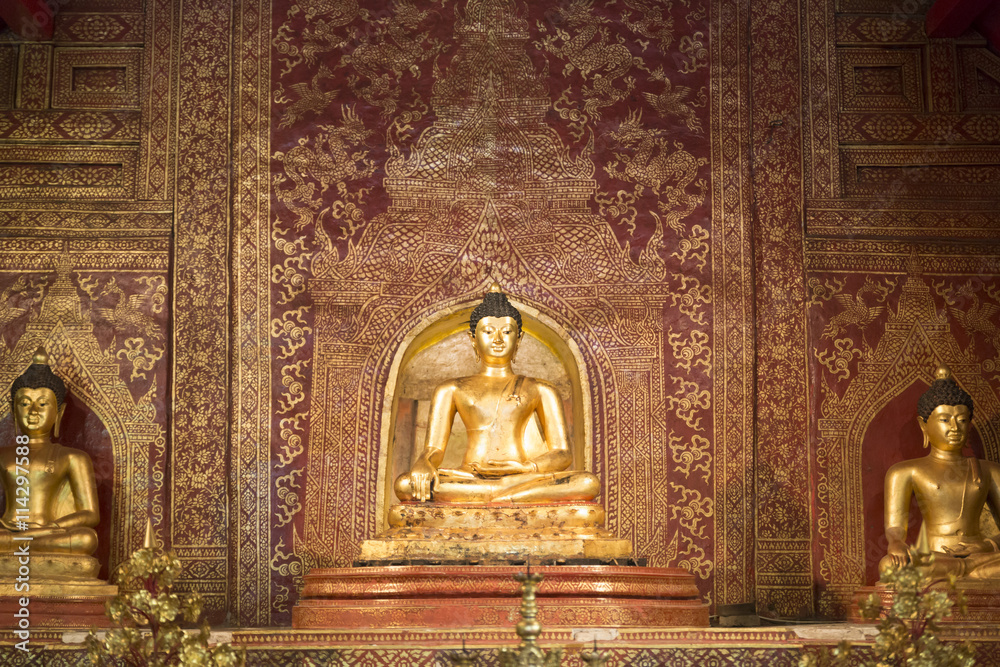 Obraz premium golden buddha statue in buddhism temple